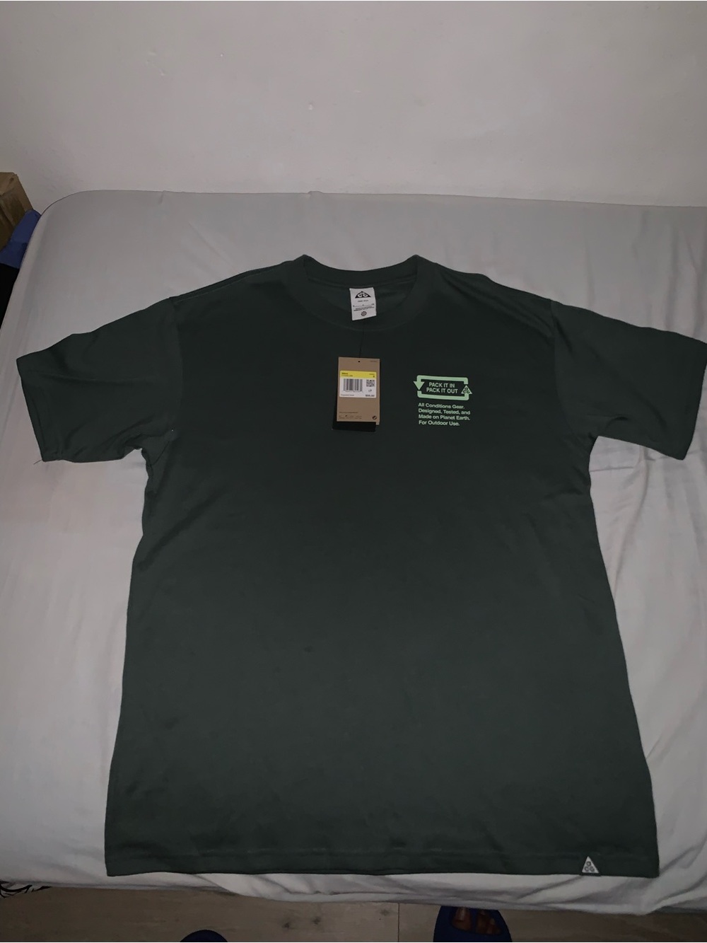 Nike ACG Graphic Loose Fit T-Shirt Green Size: Small
